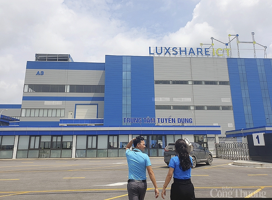 Được đãi ngộ tốt, môi trường làm việc tốt, nhiều công nhân quyết định ở lại quê làm việc. Trong ảnh: Trung tâm tuyển dụng việc làm của Công ty Luxshar – Nghệ An