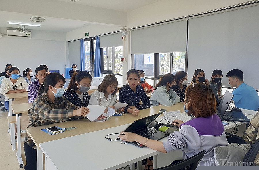 Người lao động nộp hồ sơ xin việc, phỏng vấn tại Công ty Luxshare (Nghệ An)