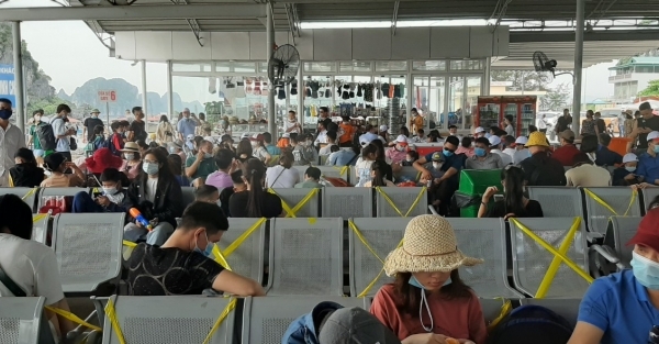 Quảng Ninh: Hàng nghìn du khách khắp nơi đổ về Vân Đồn để ra các tuyến đảo nghỉ lễ