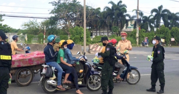 Ấm lòng CSGT Đồng Nai phát khẩu trang và nước uống cho người dân đi chơi lễ