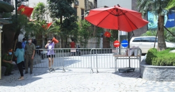 Hà Nội phong tỏa chung cư có ca nghi nhiễm Covid-19