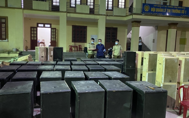 Tạm giữ nhiều thiết bị điện tử không rõ nguồn gốc xuất xứ trên đường đi tiêu thụ