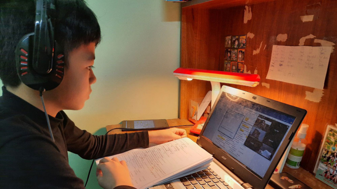 Học sinh Trường THCS Dĩnh Kế học trực tuyến. Ảnh tư liệu.