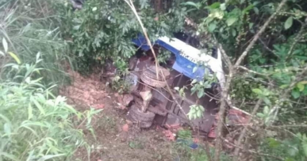 Quảng Ninh: Xe tải mất lái lao xuống vệ đường dốc khiến hai người thương vong