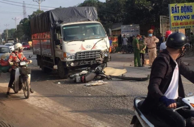 Đấu đầu với xe tải, 2 thanh niên đi xe máy tử vong tại chỗ