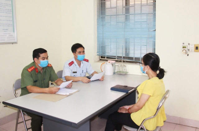 Th&ocirc;ng tin sai sự thật về dịch Covid-19 tr&ecirc;n Facebook một phụ nữ ở H&agrave; Nam bị xử phạt