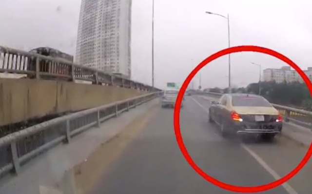 Chủ xe Mercedes đi lùi trên đường vành đai 3 vẫn chưa đến trình diện, dù 2 lần triệu tập