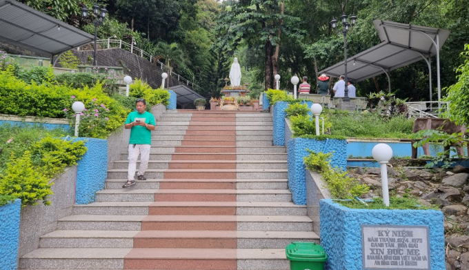 Tượng Đức Mẹ Maria, nơi du khách dừng chân để cầu nguyện vượt đèo được an toàn.