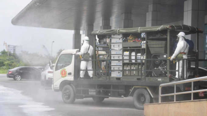 Lực lượng chức năng tiến hành phun khử khuẩn ở Thường Tín.