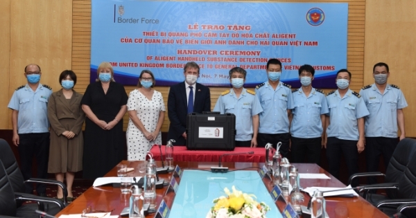 Tổng cục Hải quan tiếp nhận 4 máy quang phổ phát hiện hóa chất