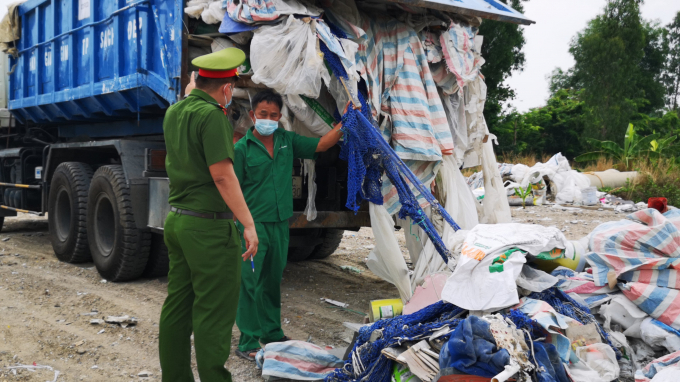 T&agrave;i xế kh&ocirc;ng xuất tr&igrave;nh được giấy tờ li&ecirc;n quan khi kiểm tra