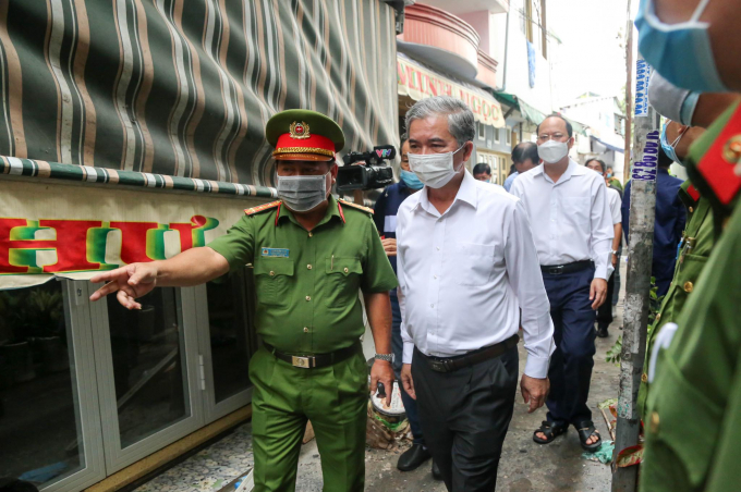 đoàn lãnh đạo TP đã đến khảo sát hiện trường vụ cháy.