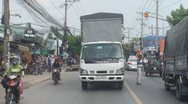 Bình Dương: Ngã xuống đường bị xe tải tông trúng, người đàn ông tử vong tại chỗ