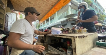 Người đàn ông hơn 20 năm sửa giày dép miễn phí cho người nghèo