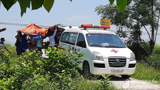 Người thân đưa thi thể cháu bé về tổ chức lễ tang. Ảnh: Báo Nghệ An.