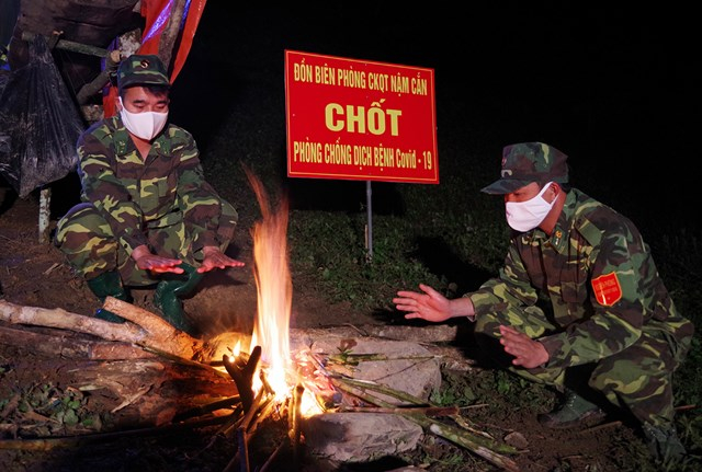 Mỗi người dân nếu lơ là chống dịch sẽ ảnh hưởng tới công sức của bao người trong cuộc chiến thầm lặng và quyết liệt này. (Ảnh minh họa)