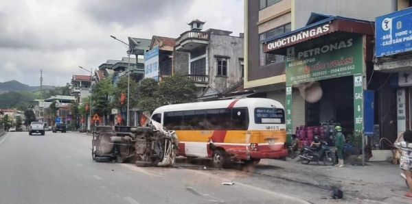 Quảng Ninh: Xe tải tông trực diện xe buýt, tài xế may mắn thoát chết