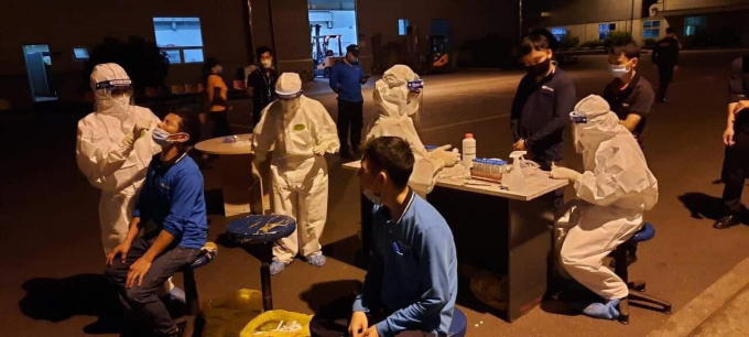 Lấy mẫu x&eacute;t nghiệm Covid-19 tại