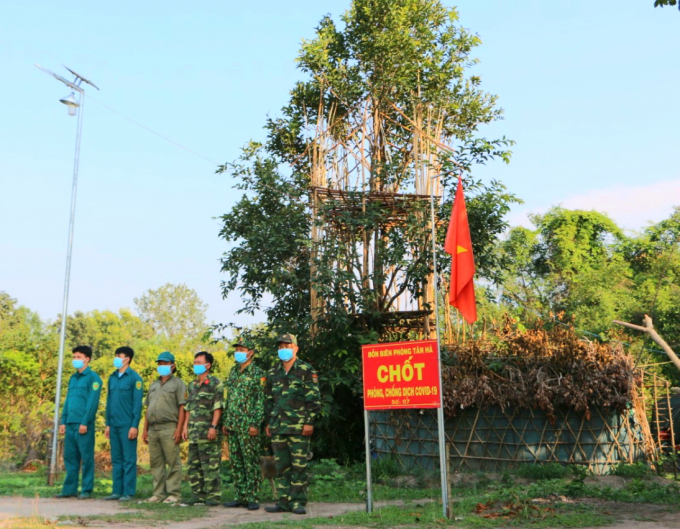 Đài quan sát làm bằng cây tràm thô sơ , cao 7m để dễ phát hiện đối tượng nhập cảnh trái phép thuộc Đồn Biên Phòng Tân Hà  (chốt phòng, chống dịch số 7)luôn duy trì nghiêm quân số liên quân trực 24/24. Ảnh: Thanh Hải.