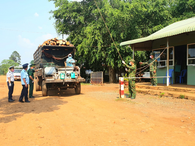 Tình hình dịch Covid-19 phía Campuchia diễn biến phức tạp, lây lan nhanh trong cộng đồng. Đồn Biên Phòng Kà Tum xây dựng kịch bản ứng phó diễn biến dịch trên địa bàn khi diễn ra bầu cử, nhằm đảm bảo an toàn tuyệt đối trong công tác phòng chống dịch Covid-19 trong thời gian trước - trong và sau Bầu cử. Ảnh : Thanh Hải