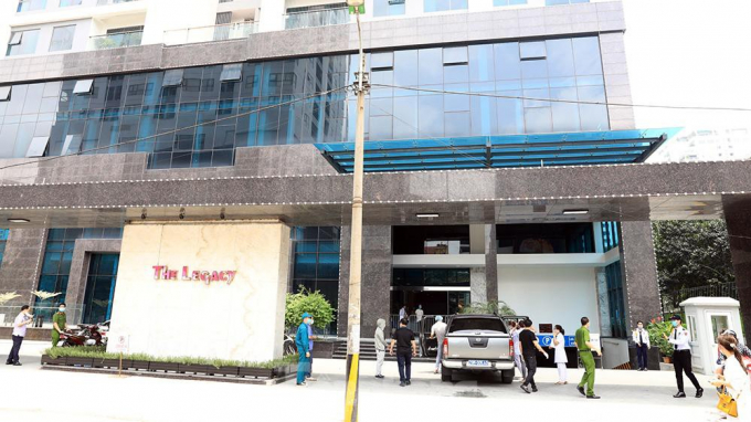 Lực lượng chức năng phong tỏa chung cư The Legacy. (Ảnh: Giang Huy)