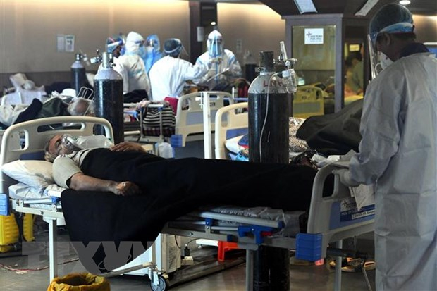 Điều trị cho bệnh nhân nhiễm COVID-19 tại bệnh viện ở New Delhi, Ấn Độ, ngày 8/5/2021. (Nguồn: THX/TTXVN)