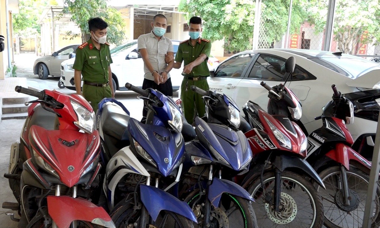 Đối tượng Nguyễn Văn Sỷ tại cơ quan Công an và tang vật