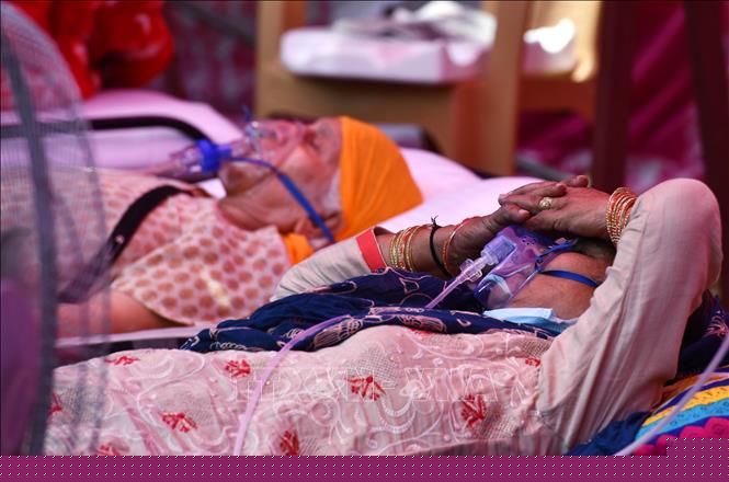 Bệnh nhân nhiễm COVID-19 điều trị tại bệnh viện ở Indirapuram, Ấn Độ. Ảnh:THX/ TTXVN phát