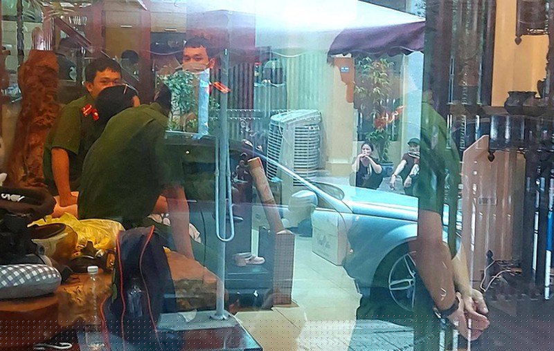 Lực lượng chức năng khám xét nhà Nguyễn Ngọc Anh.