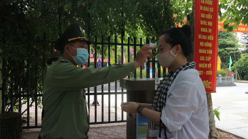  Du khách được đo thân nhiệt, sát khẩn... để phòng chống dịch Covid-19.