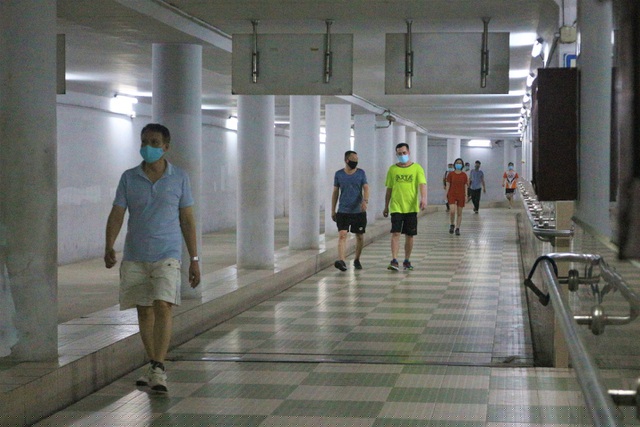 Trước diễn biến phức tạp của dịch Covid-19, lãnh đạo TP Hà Nội yêu cầu người dân hạn chế tập trung đông người tại nơi công cộng khi không cần thiết, phải đảm bảo khoảng cách giữa người với người tối thiểu 1- 2m.