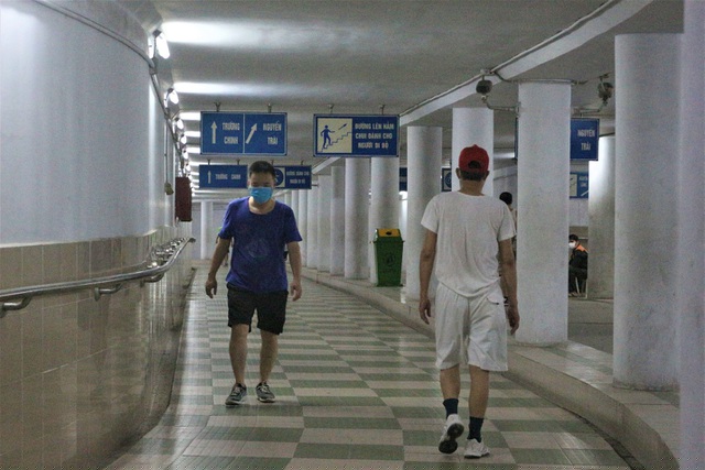 Ghi nhận chiều ngày 11/5 tại khu vực hầm đi bộ Ngã Tư Sở (Đống Đa, Hà Nội), rất nhiều người dân đã xuống khu vực này để chạy bộ, tập thể dục.