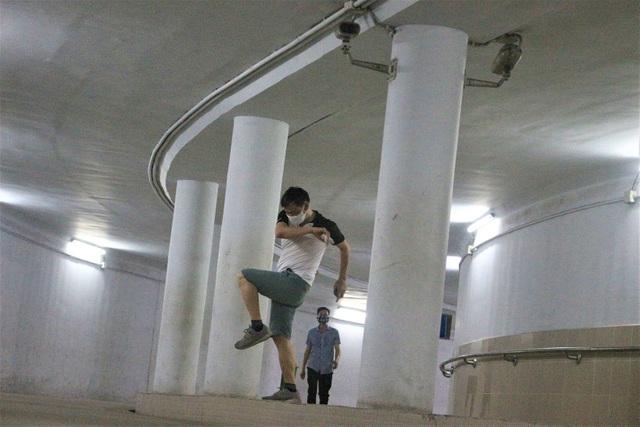 Khu vực hầm đi bộ tại nút giao đường Láng - Trường Chinh, đường Nguyễn Trãi - Tây Sơn được thiết kế với hai làn đường, không gian rộng phục vụ cho người dân di chuyển. Chính vì vậy, trong những ngày công viên, phòng gym đóng cửa, địa điểm này trở thành nơi lý tưởng tập thể dục cho người dân.