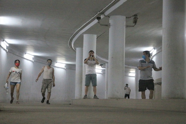 Việc đóng cửa các địa điểm công cộng thường xuyên tập trung đông người trên địa bàn TP Hà Nội để thuận tiện cho việc khoanh vùng dập dịch Covid-19, tuy nhiên, nhiều người dân vẫn tập trung đông người và tận dụng hầm đi bộ làm nơi tập thể dục.