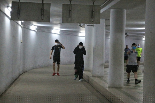 Những ngày gần đây, dịch bệnh vẫn đang diễn biến phức tạp khi xuất hiện nhiều ca nhiễm Covid-19 mới trong cộng đồng. Nhiều người bất chấp lệnh cấm, vô tư không đeo khẩu trang, khi được nhắc mới vội vàng đeo khẩu trang.