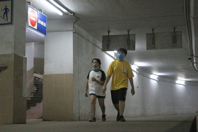 Thậm chí đeo khẩu trang nhưng không đúng quy định phòng chống dịch của Bộ Y tế.