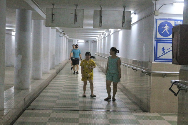 Càng về chiều tối, nhiều người dân vẫn đổ xuống hầm đi bộ để chạy bộ, tập thể dục và