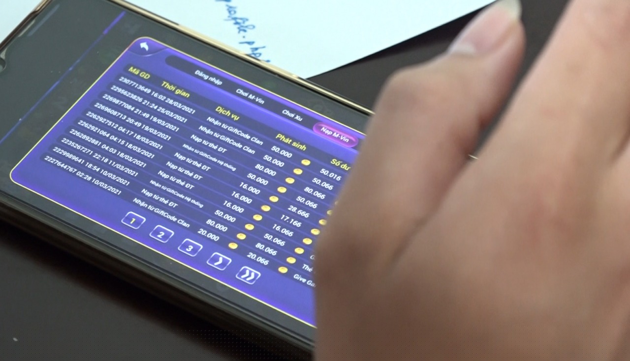 Các đối tượng dùng các phương tiện điện tử và điện thoại thông minh để đánh bạc và giao dịch qua mạng