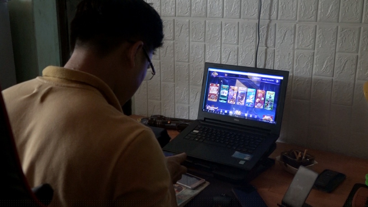 Lực lượng Công an kiểm tra tại máy tính tại nhà đối tượng Song.
