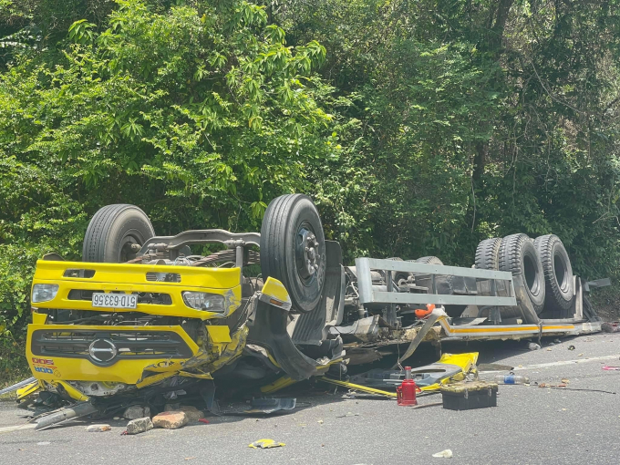 xe-tai-mat-lai-lao-vao-vach-nui-o-deo-cu-mong-2-nguoi-tu-vong