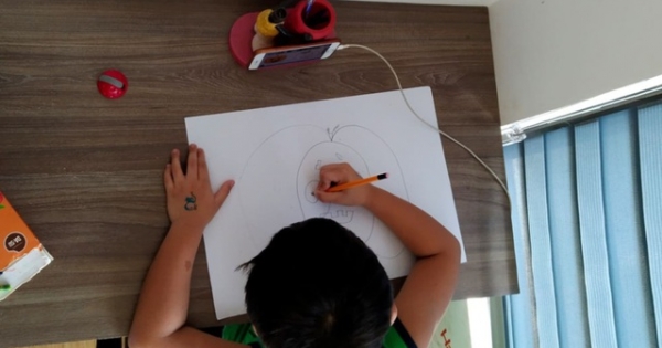 Bủn rủn khi con trốn học trực tuyến, xem phim... 18+