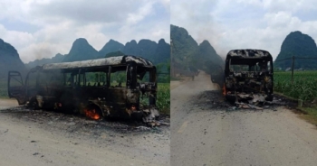 Cao Bằng: Xe bus bất ngờ bốc cháy trơ khung khi đang di chuyển trên đường