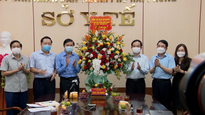 Bí thư Thành ủy Trần Lưu Quang biểu dương những nỗ lực, cố gắng của các lực lượng tuyến đầu chống dịch.