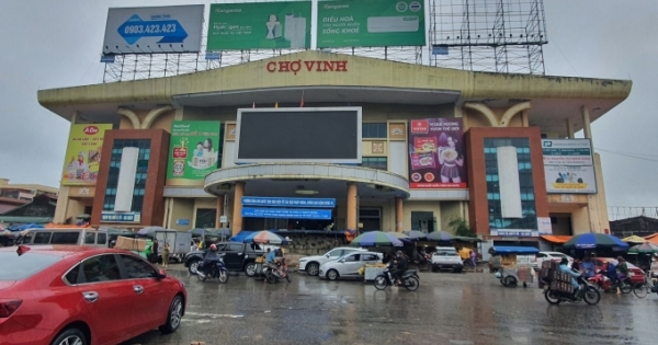 Nghệ An: Thang máy tiền tỷ chợ Vinh bị "tê liệt", rác thải lấp đầy lối đi