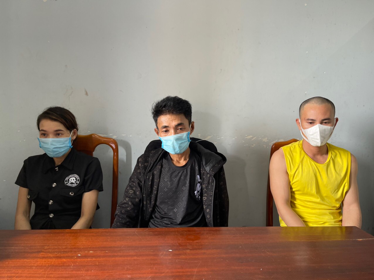 Các đối tượng Lương Thị Nhung, Nông Quốc Tý và Lưu Sỹ Thành tại cơ quan Công an