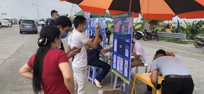 nguoi dan khai bao y te bang ma QR code