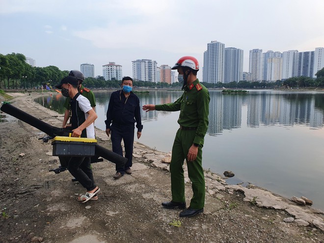 Lực lượng chức năng nhắc nhở người dân không tụ tập câu cá.