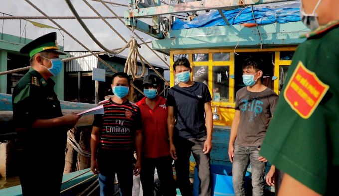 Lực lượng chức năng tuyên truyền các biện pháp phòng chống dịch cho các ngư dân