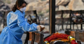 Ấn Độ lại tăng thêm hơn 300.000 ca COVID-19