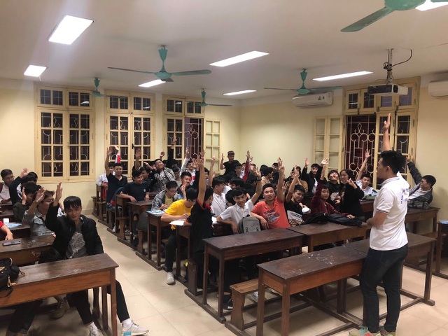 Được biết, trước đó, tập thể lớp K60TĐH2 đã quyên góp và ủng hộ cho quỹ phòng chống dịch bệnh Covid-19 gần 3 triệu đồng. Một số bạn sinh viên của lớp cũng đã tham gia tuyên truyền, phát khẩu trang miễn phí cho người dân trong các đợt chống dịch trước đây.